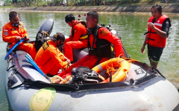 PENCARIAN: Tim SAR gabungan saat melakukan pencarian korban tenggelam di embung, Sabtu (16/5). (Foto: istimewa)