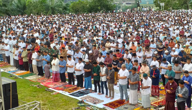 KEMENANGAN: Warga muslim menggelar Salat Idul Fitri di lapangan sepak bola tahun lalu. (Foto: internet)