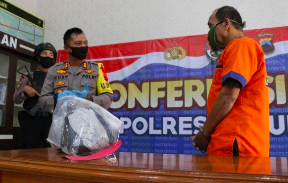 KAPOK: DIhadapan polisi kakek MH menyesali perbuatannya. (Foto: istimewa)