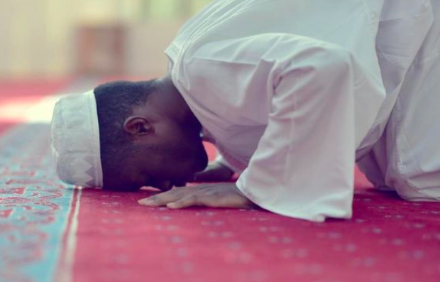SUJUD: Umat muslim saat melaksanakan salat tarawih. (Foto: internet)