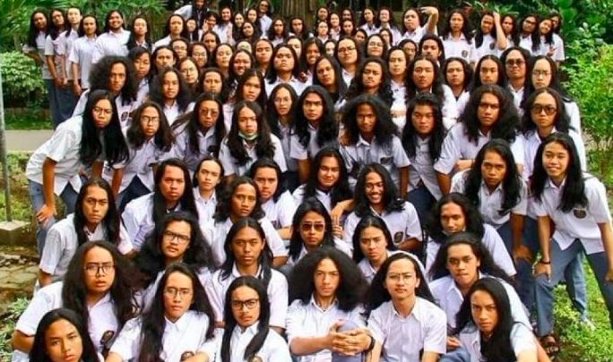SANGAR: Para siswa SMA Kolese De Britto Jogjakarta dengan rambut khas gondrongnya. (Foto: istimewa)