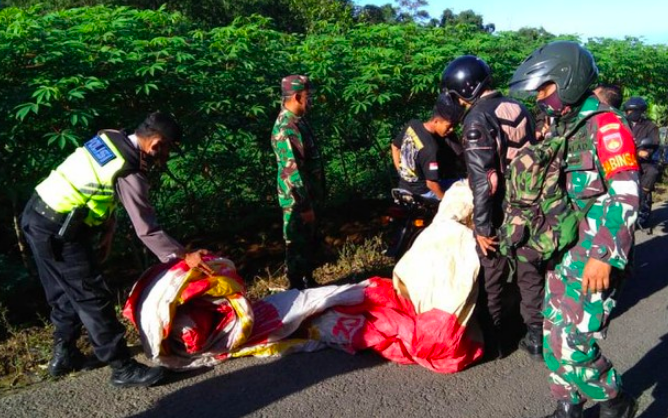 DIGULUNG: Petugas gabungan menyita balon udara yang akan diterbangkan di Kecamatan Kalikajar, Wonosobo, Senin (25/5). (Foto: Humas Polsek Kalikajar)