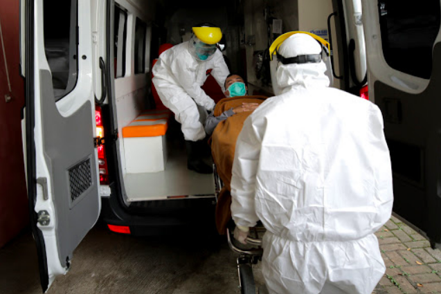 Ilustrasi pasien positif covid-19 dievakuasi petugas medis.