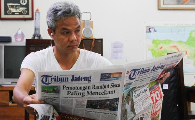 SETIA: Gubernur Jateng Ganjar Pranowo hingga kini masih setia membaca berita dari berbagai sumber media cetak. (Foto: ilustrasi Internet)
