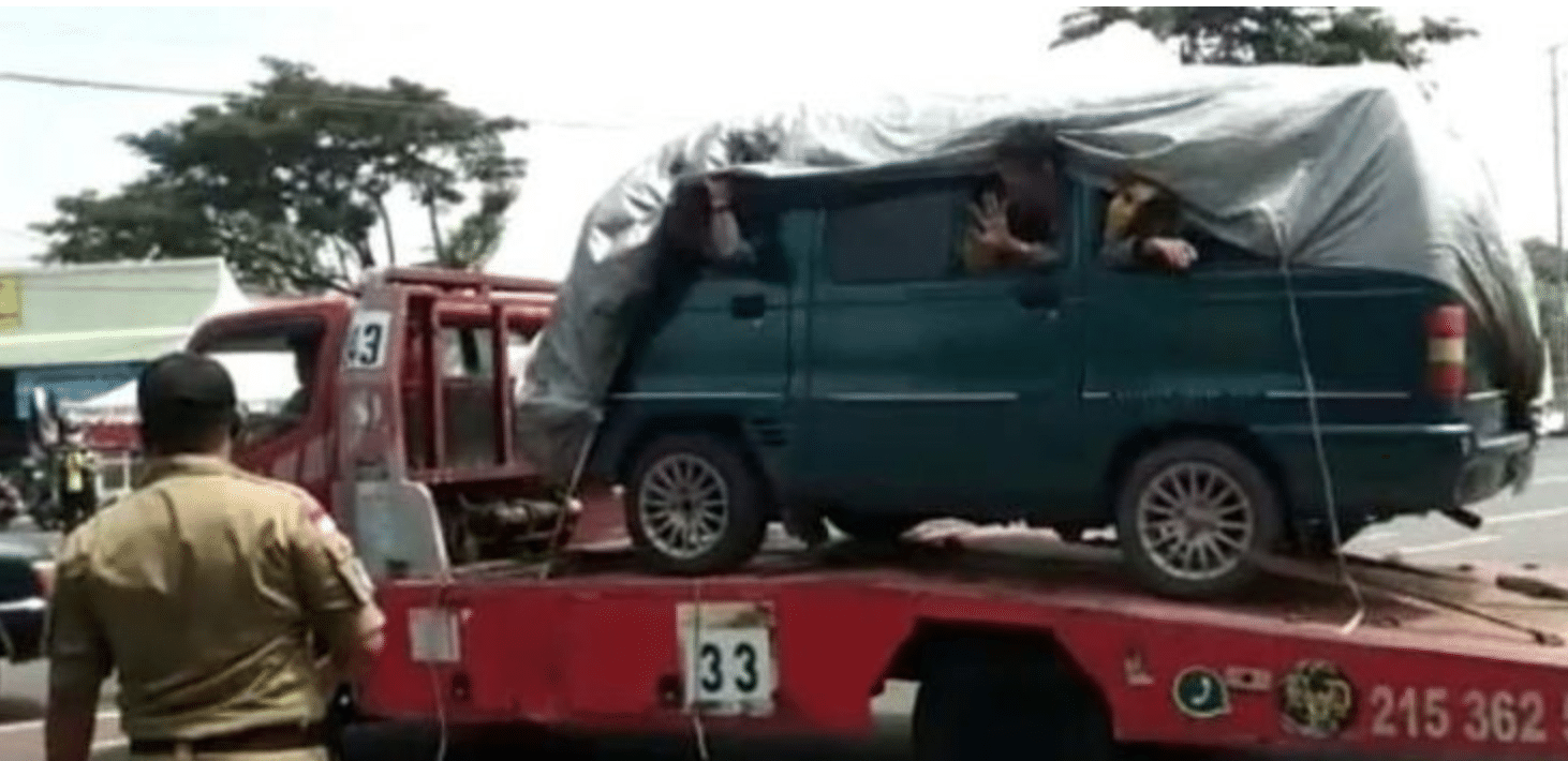 Ada Ada Saja, Pemudik Ketangkap Ngumpet di Mobil yang Diangkut Towing
