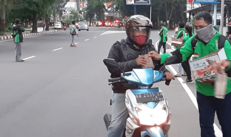 Komunitas Ojol Magelang Bagikan Takjil Gratis