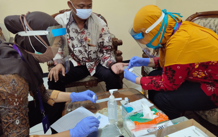 TES : Petugas melakukan rapid test massal. (Foto : internet)