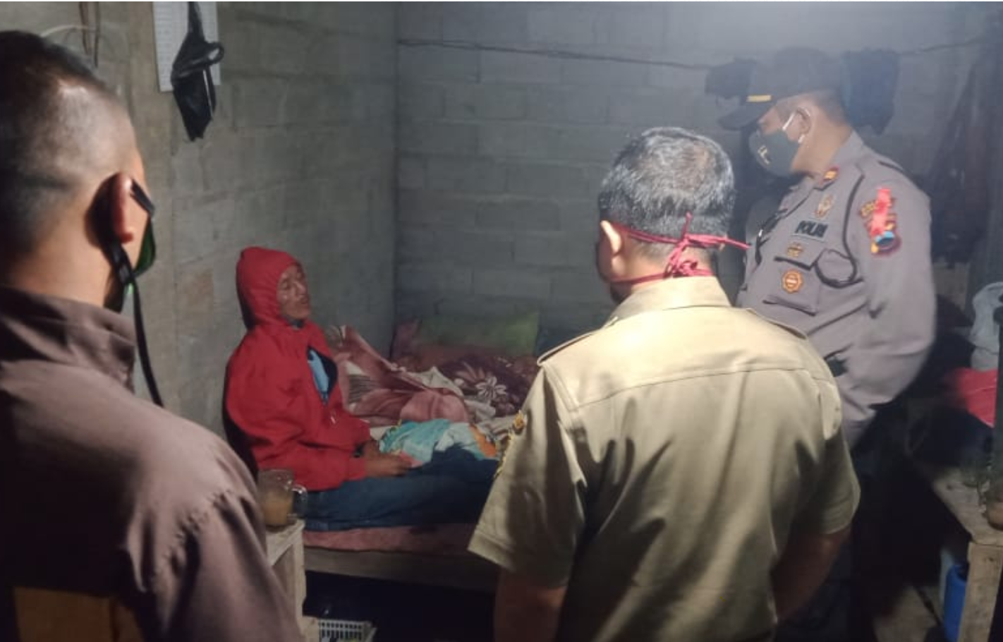 KASIHAN : Korban saat dimintai kterangan oleh kepolisian. (Foto : istimewa)