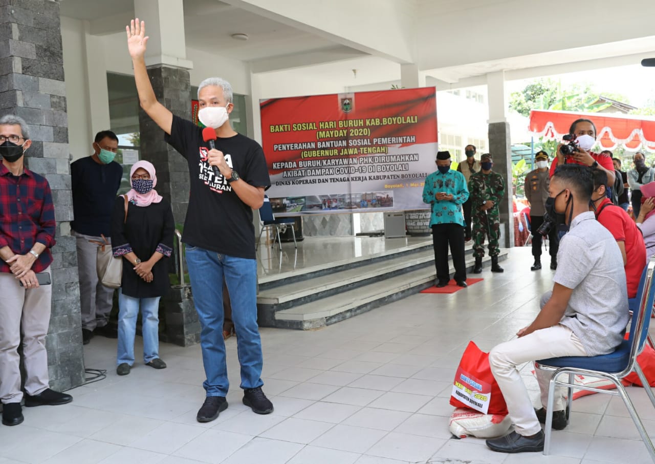 Ganjar Bagikan Paket Sembako Rp 200 Ribu Untuk Para Buruh kena PHK