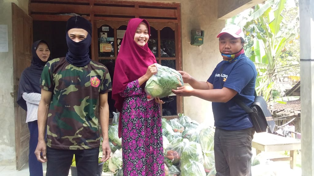 Setiap Jum’at Petani Lereng Merbabu Magelang Bagikan Gratis Ratusan Paket Sayuran