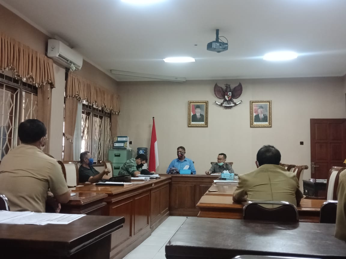 Ketua Komisi A DPRD Kota Magelang Iwan Soeradmoko (berkacamata) dalam rapat komisi bersama Dinsos dan Camat se-Kota Magelang, Senin (4/5). (Foto: mta)