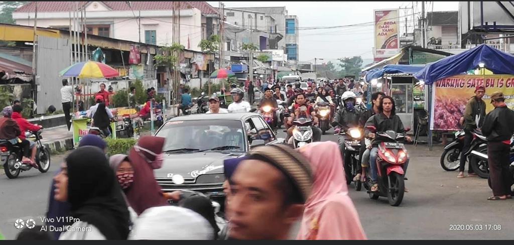 NEWS: Suasana keramaian masyarakat di Grabag ditengah wabah virus corona (Covid-19)-- (Foto: Grup FB Cagar )