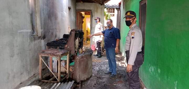NEWS: Anggota Polsek Tegalrejo saat melakukan olah TKP mencari sumber api kebakaran (4/5/2020)-(Foto: Istimewa)