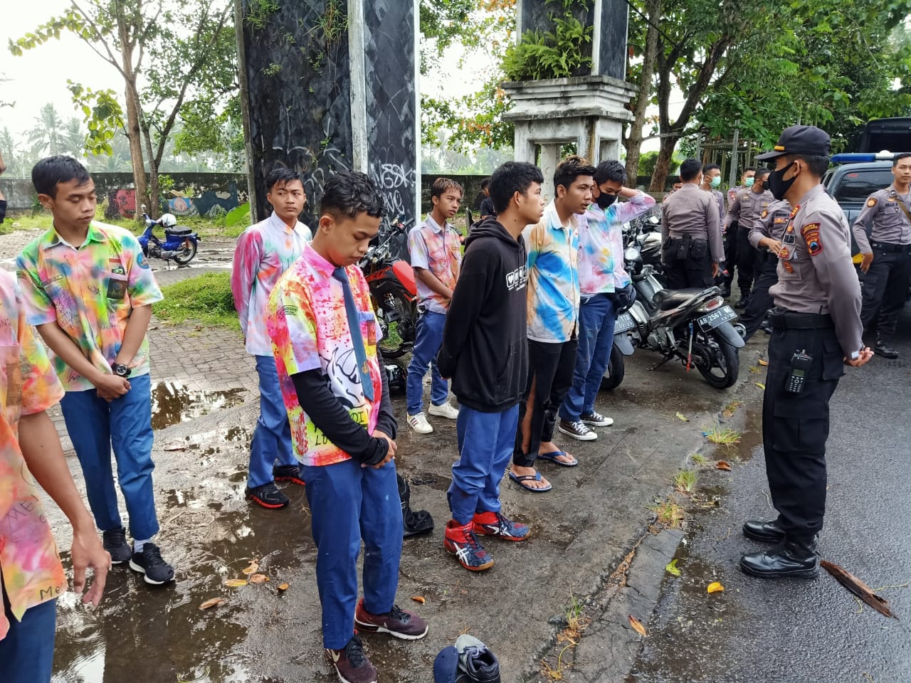 NEWS: Puluhan pelajar SMK diamankan polisi karena pawai kelulusan di tengah pademi corona (4/5/2020)-(Foto: Istimewa)