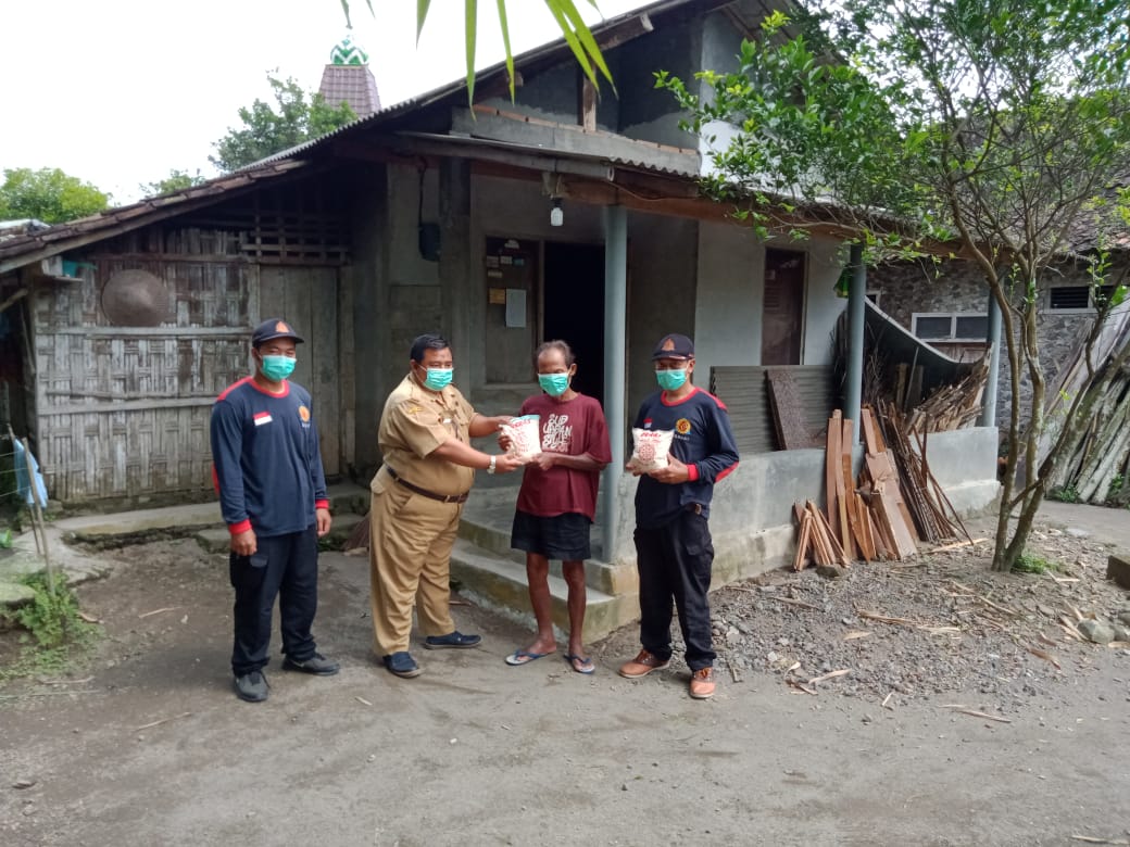 NEWS: Pihak Pemdes Dukun salurkan bantuan beras kepada warga terdampak dan kurang mampu di wilayahnya (5/5/2020)-(Foto: Istimewa)