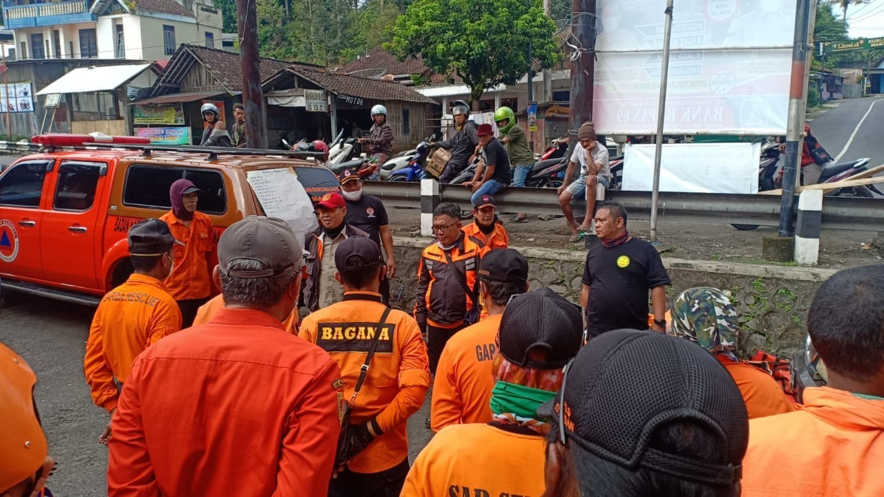 NEWS: Anggota SAR dan BPBD Kabupaten Magelang saat berada di atas Jembatan Canguk lakukan pencarian korban yang diduga hanyut di sungai elo (5/5/2020)-(Foto: Istimewa)