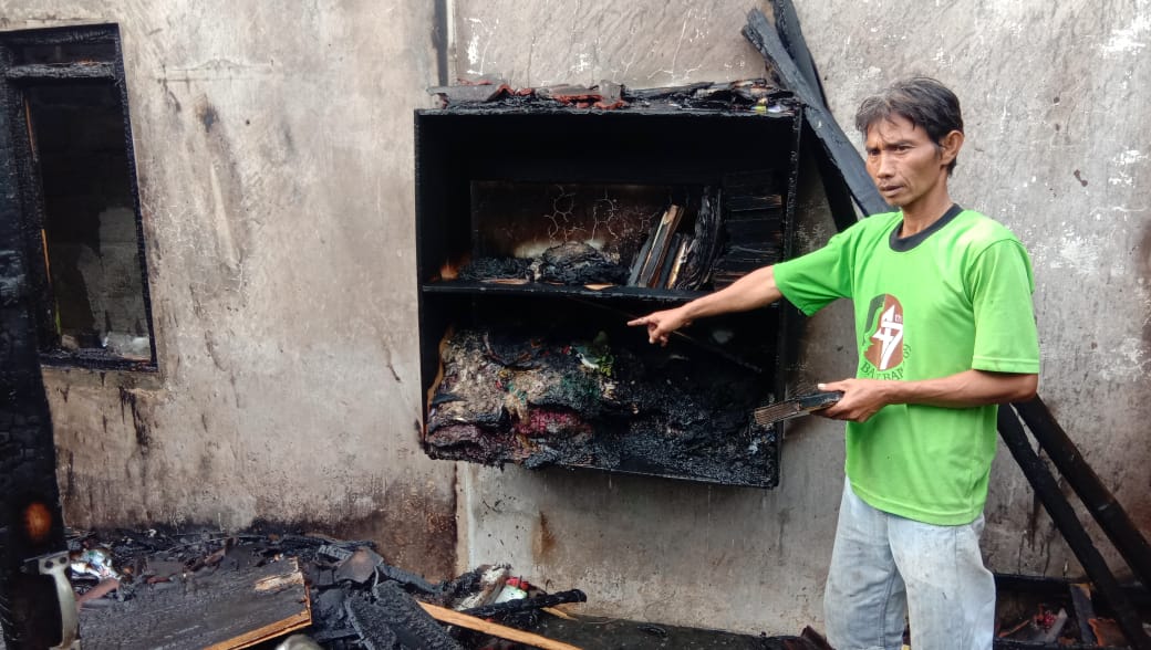 MIRIS: Kitab untuk mengaji anak-anak ikut hangus terbakar di tempat mengaji sekaligus rumah guru ngaji (5/5/2020)-(Foto: Istimewa)