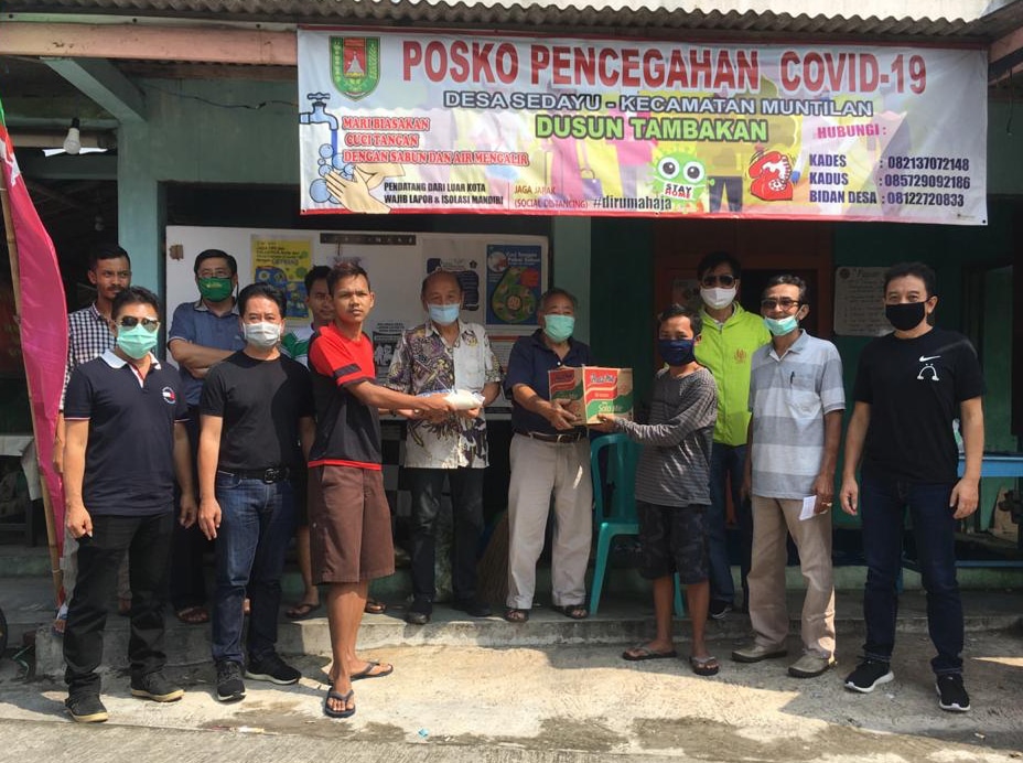 MERINGANKAN: Keluarga Besar Warga Tionghoa Muntilan menyerahkan paket sembako kepada warga di Posko Pencegahan Covid-19 Tambakan, Sedayu, Muntilan, Rabu (6/5). (Foto: han)