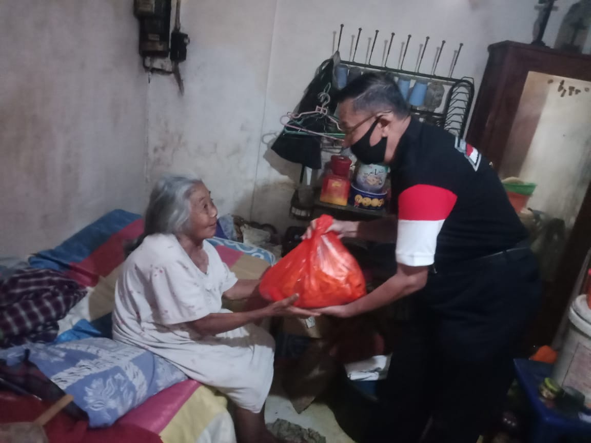 PEDULI: Mantan Hakim Pengadilan Pajak di Jakarta Djangkung Sudjarwadi menyerahkan paket sembako di sekitar kediamannya kawasan Kemirirejo, Kecamatan Magelang Tengah, Kamis (7/5). (Foto: mta)