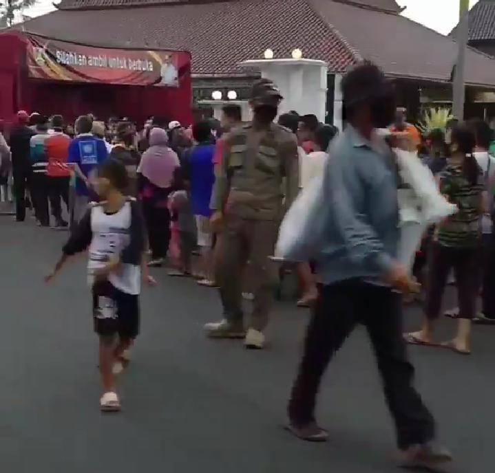 NEWS: Viral video pembakian nasi bungkus walikota Magelang berkerumun (10/5/2020)-(Foto: SS Video)
