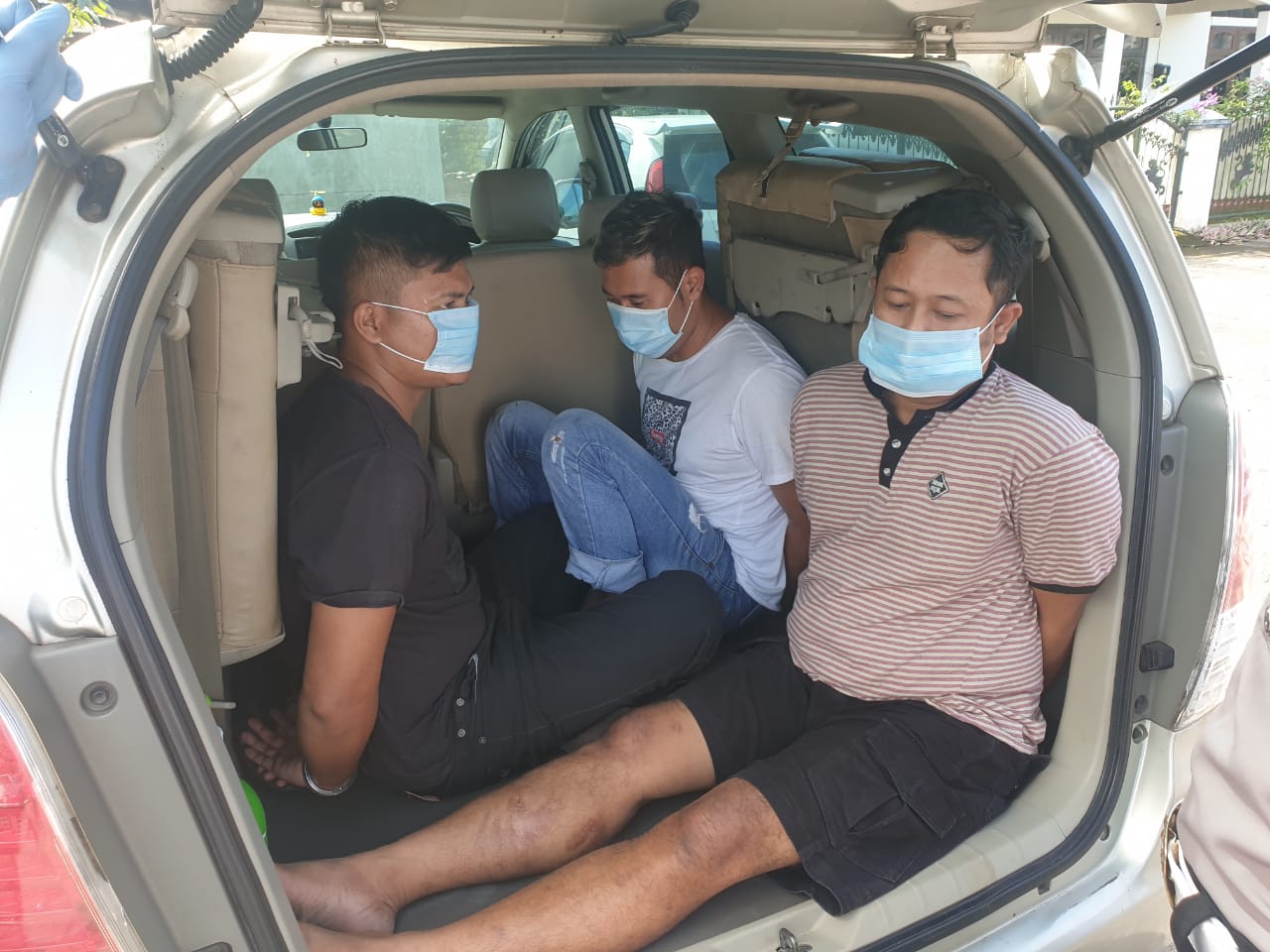 NEWS: Tiga orang pria yang diamankan saat hendak dibawa ke Polres Magelang (12/5/2020)-(Foto: istimewa)