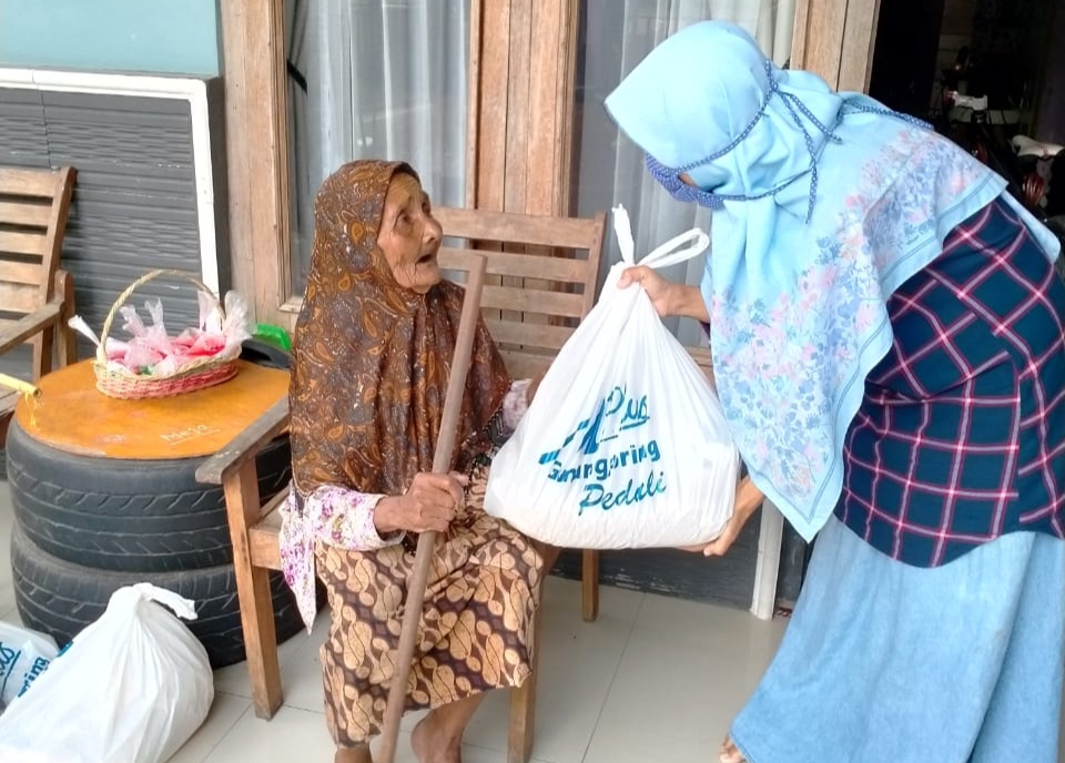 SMP M Plus Gunungpring bakti sosial kepada masyarakat terdampak covid-19