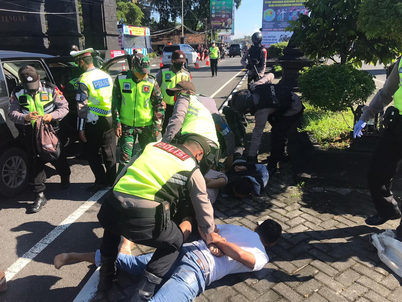 NEWS: Jajaran kepolisian saat mengamankan tiga orang diduga hendak berbuat jahat di Salam (12/5/2020)-(Foto: Istimewa)