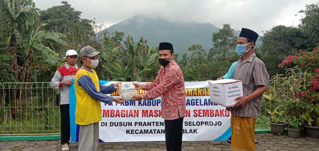 NEWS: FK PKBM Kabupaten Magelang bakti sosial keliling lereng telomoyo Ngablak (14/5/2020)-(foto: istimewa)