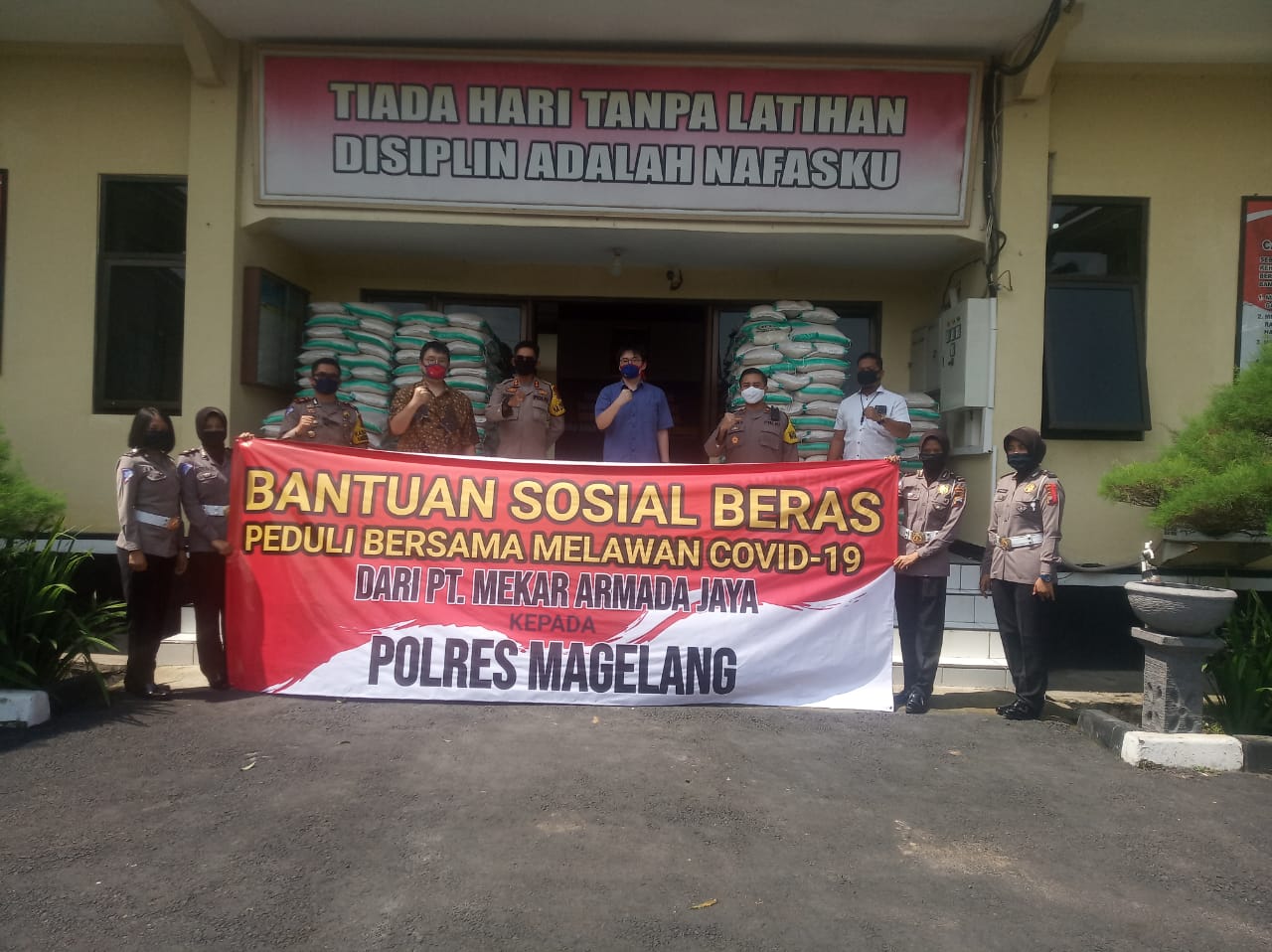NEWS: Simbolis penyerahan bantuan beras dari New Armada kepada warga Magelang melalui Polres Magelang (14/5/2020)-(foto: istimewa)
