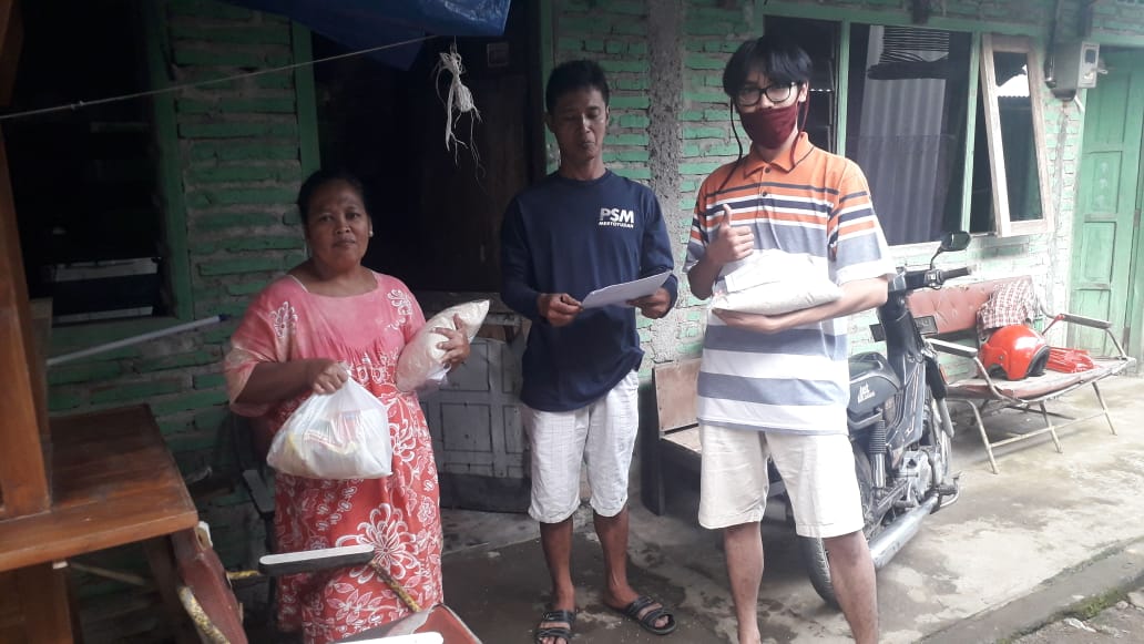 NEWS: Relawan Dusun Mertoyudan saat membagikan sembako kepada warganya yang berasal dari hasil sumbangan warganya sendiri (14/5/2020)-(Foto: Istimewa)