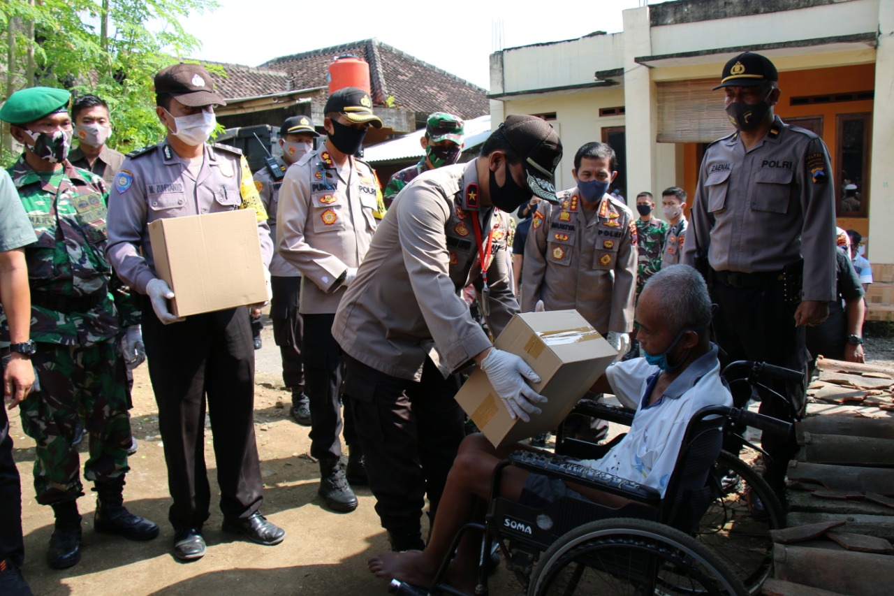 NEWS: Kapolda Jateng saat memberikan bantuan di daerah Borobudur Magelang (15/5/2020)-(Foto: Istimewa)