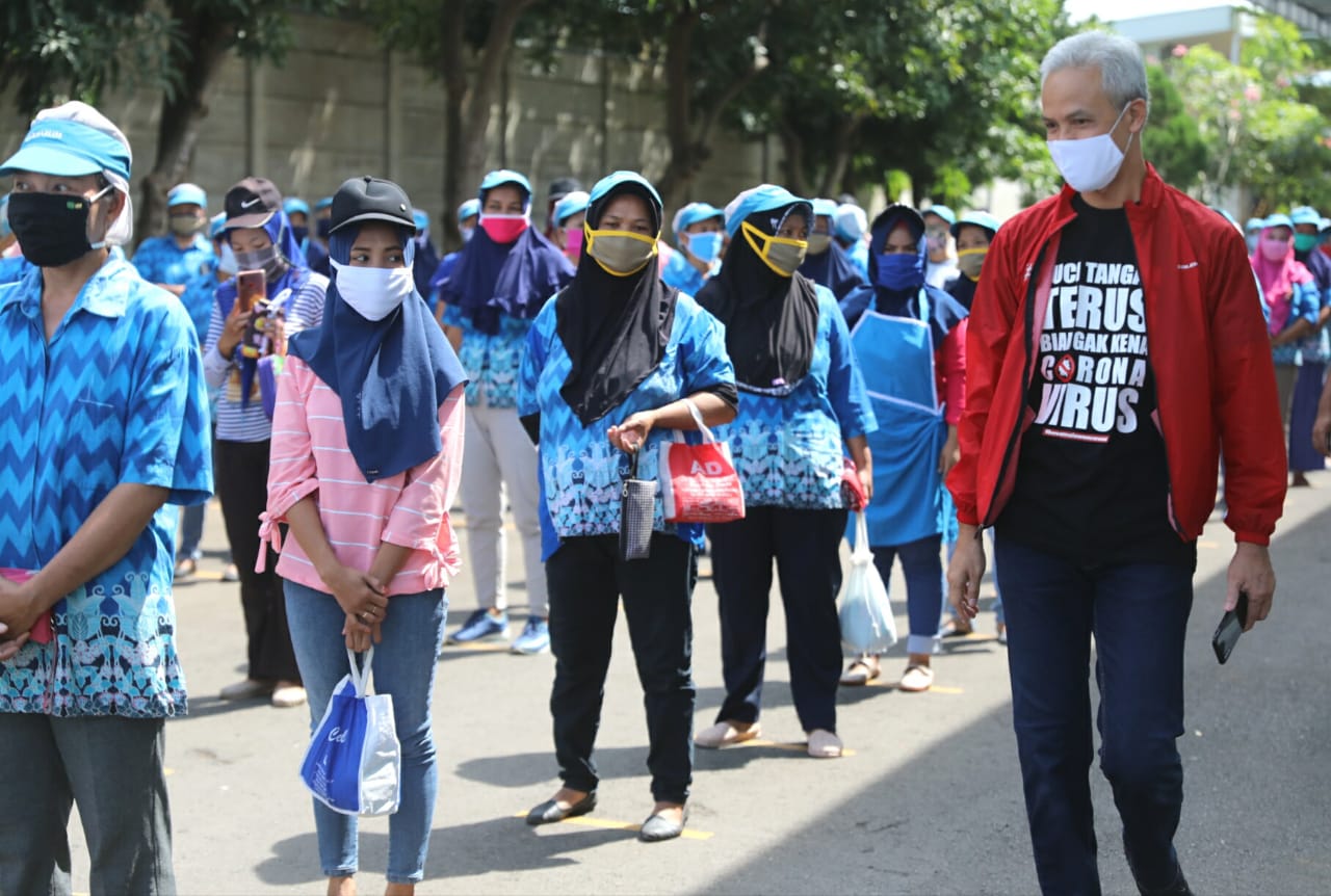 Gubernur Ganjar saat mengunjungi pabrik PT Djarum untuk mengecek penerapan protokol kesehatan covid-19. (Foto: Humas Pemprov Jateng)