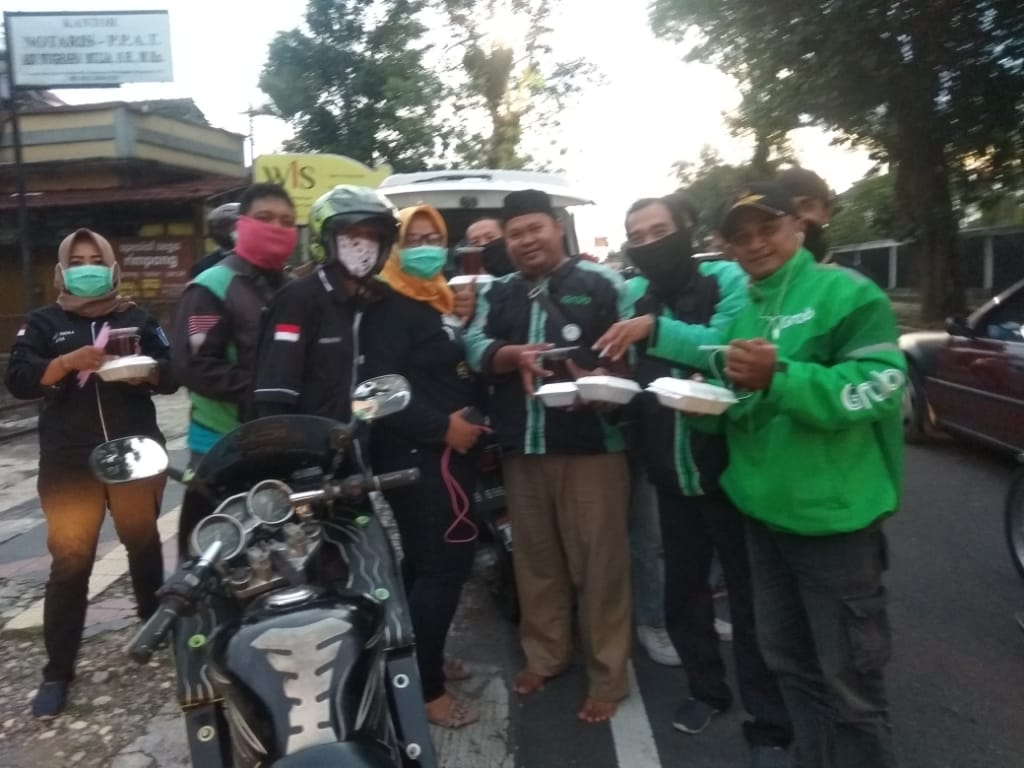 BERBAGI: Grup Facebook Info Cegatan Magelang membagikan paket takjil dan masker kepada ojek online di Magelang, Jumat (15/5). (Foto: Dok ICM)