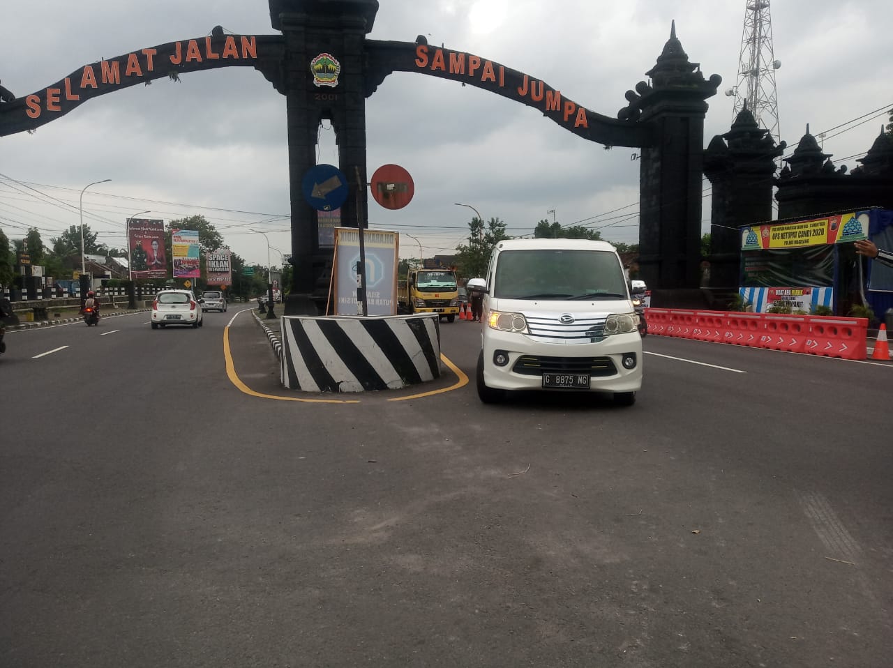 Kendaraan melintasi Perbatasan Jogja-Jawa Tengah -(Foto: bsn)