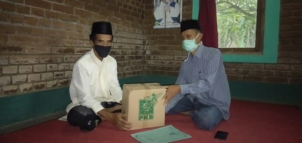 Relawan Covid-19 PKB Magelang bagikan paket sembako kepada Kyai dan Guru Ngaji di Magelang (17/5/2020)-(Foto: Istimewa)