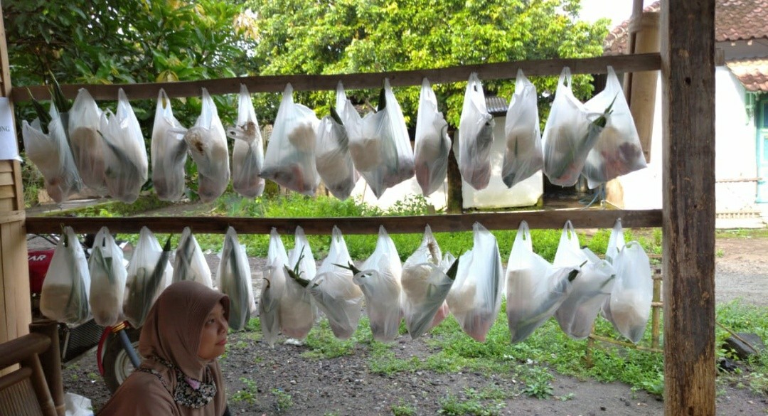 Berbagi dengan tetangga di tengah pandemi covid-19 dengan cara unik di Salam