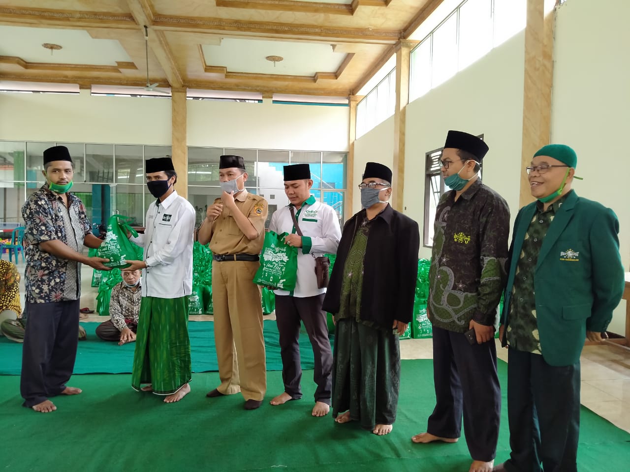 NEWS: Pemberian bantuan sembako dari NU kepada guru ngaji (18/5/2020)-(Foto: istimewa)