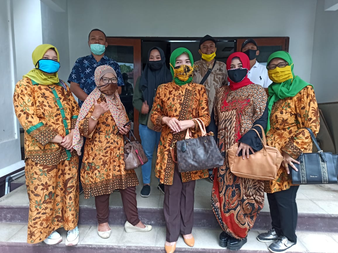 NEWS: Sesi foto bersama Ikatan Wanita Pengusaha Indonesia bersama PWI Kabupaten Magelang (18/5/2020)-(Foto: istimewa)