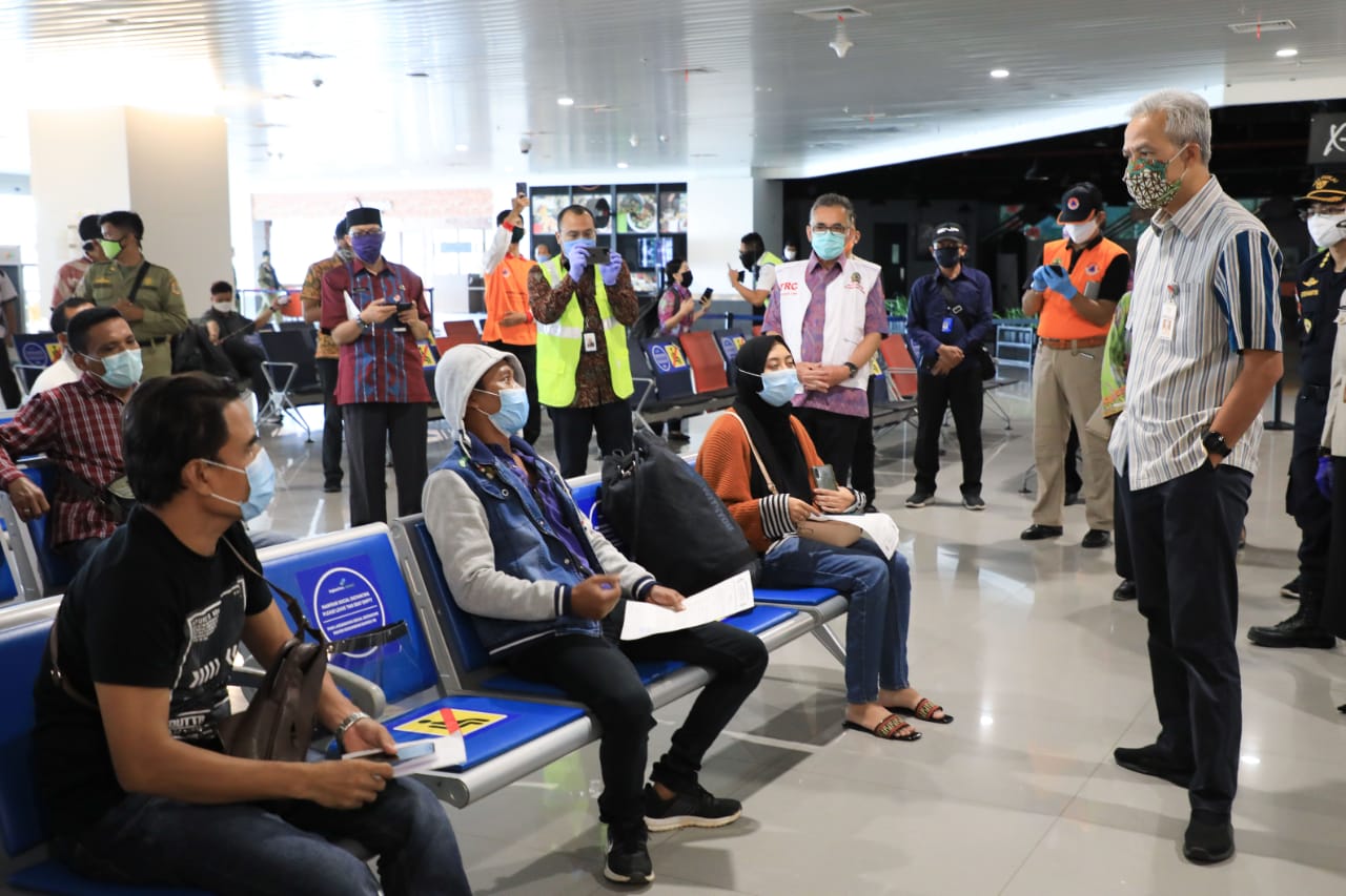 PERHATIAN: Gubernur Ganjar bercengkrama dengan para pekerja migran Indonesia asal Malaysia di Bandara Ahmad Yani Semarang, Selasa (19/5). (Foto: Humas Pemprov Jateng)