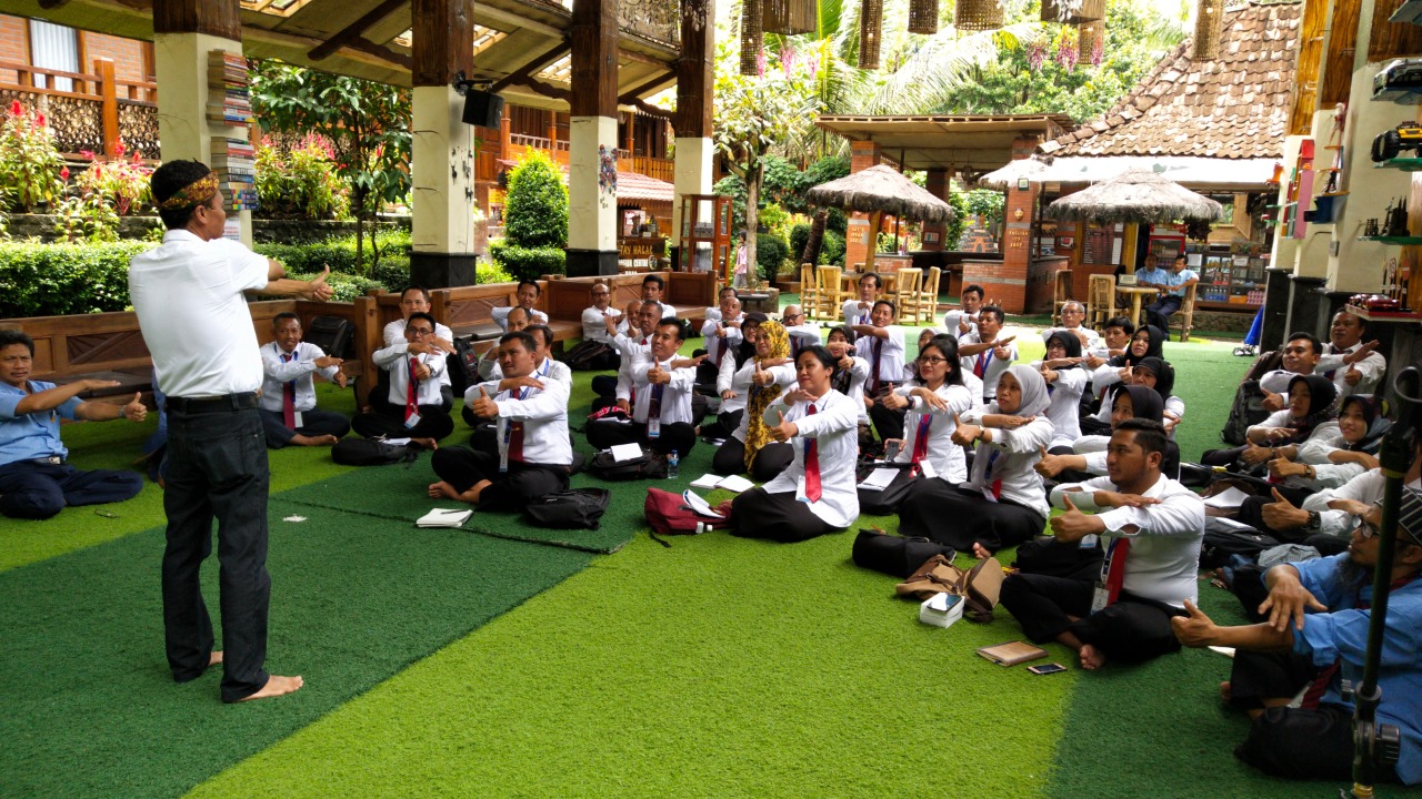 Hani Sukses mendirikan Lembaga Pembelajaran Bahasa Inggris dan menjadiakan Desa Bahasa di kawasan Borobudur