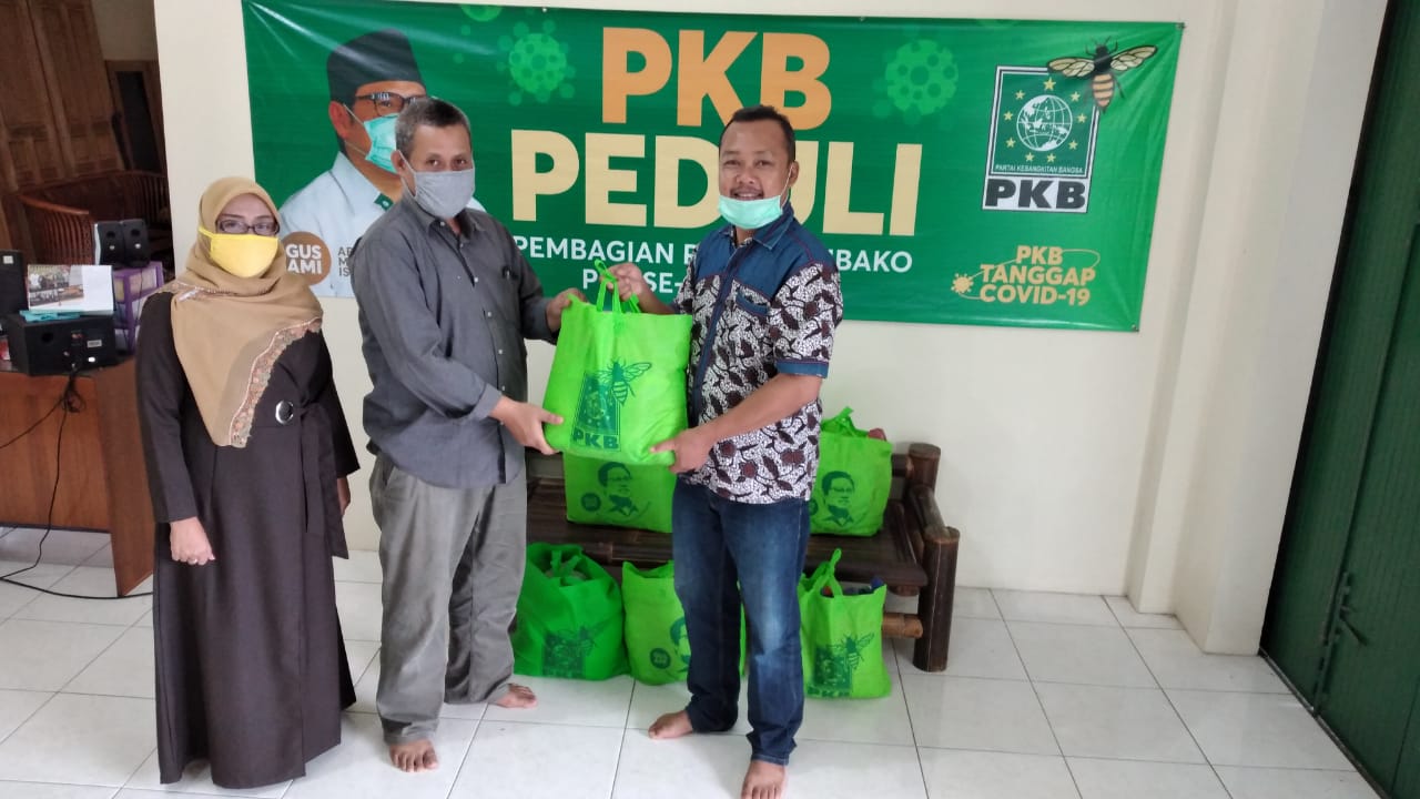 NEWS: Simbolis pemberikan kepedulain PKB kepada ketua PWI Kabupaten Magelang untuk diberikan ke wartawan (20/5/2020)