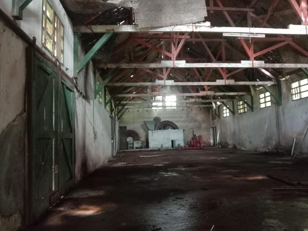 ANGKER: Kondisi bekas gudang B milik PT Pertani (Persero) yang berfungsi mengolah dan mengeringkan gabah basah, Rabu (20/5). (Foto: han)