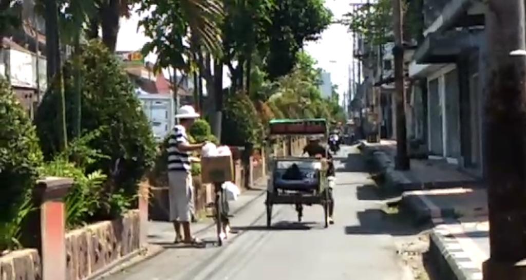MALAIKAT: Seorang pesepeda tertangkap kamera membagikan sembako gratis di Jalan Pemuda Muntilan. (Sumber: SC Instagram @borobudurnews)
