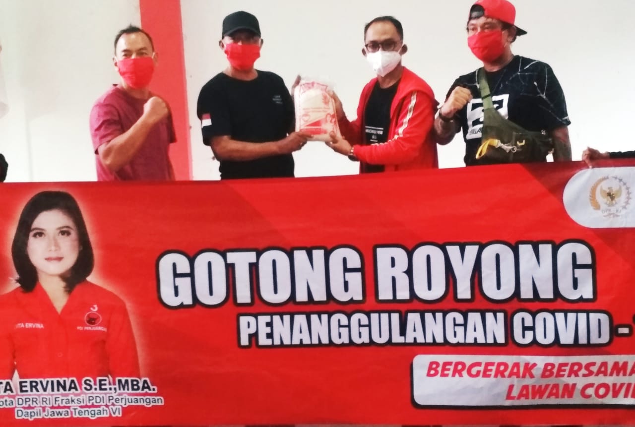 Penyaluran bantuan kepada perwakilan laskar PDI Perjuangan Magelang