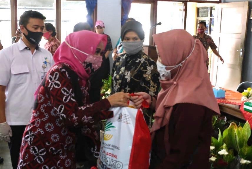 Wawali Magelang Windarti Agustina menyerahkan bantuan sosial dari BBRSPDI Kartini Temanggung kepada salah satu penerima, kemarin (27/5). (Foto: istimewa)