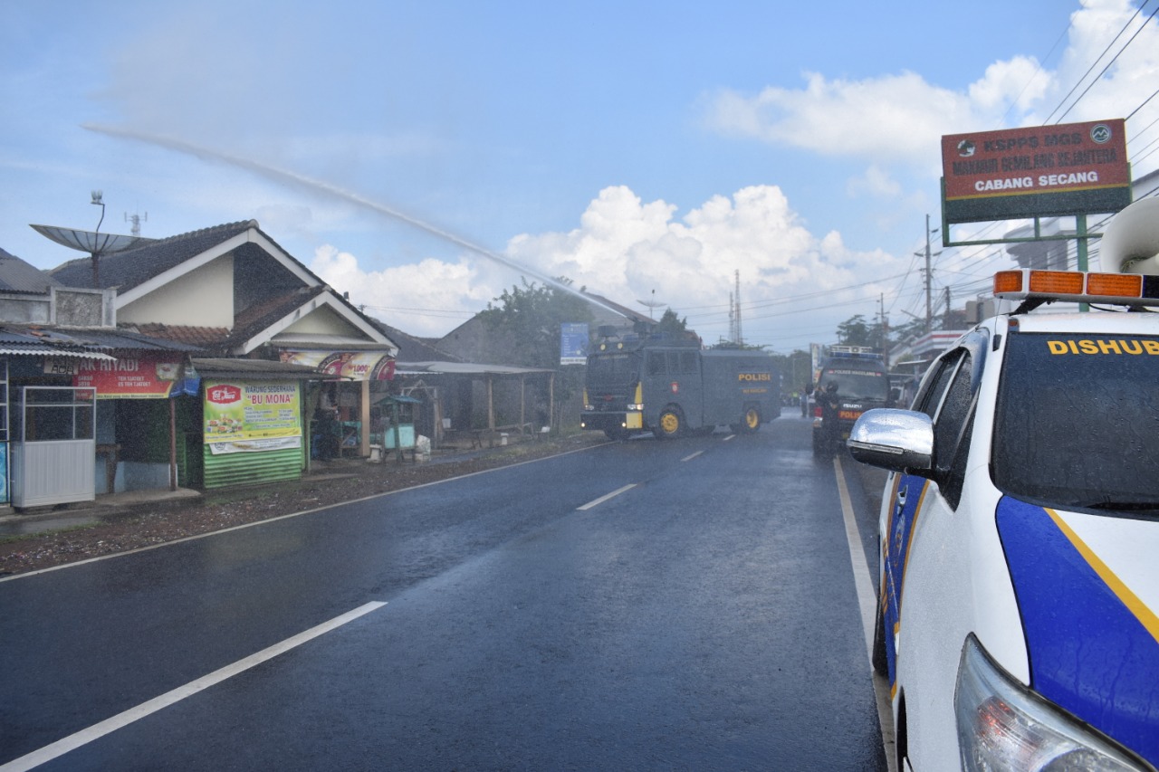 Armada Water Cannon Polres Magelang saat lakukan penyemprotan di Desa Krincing Secang (27/5/2020)-(Foto: Istimewa)
