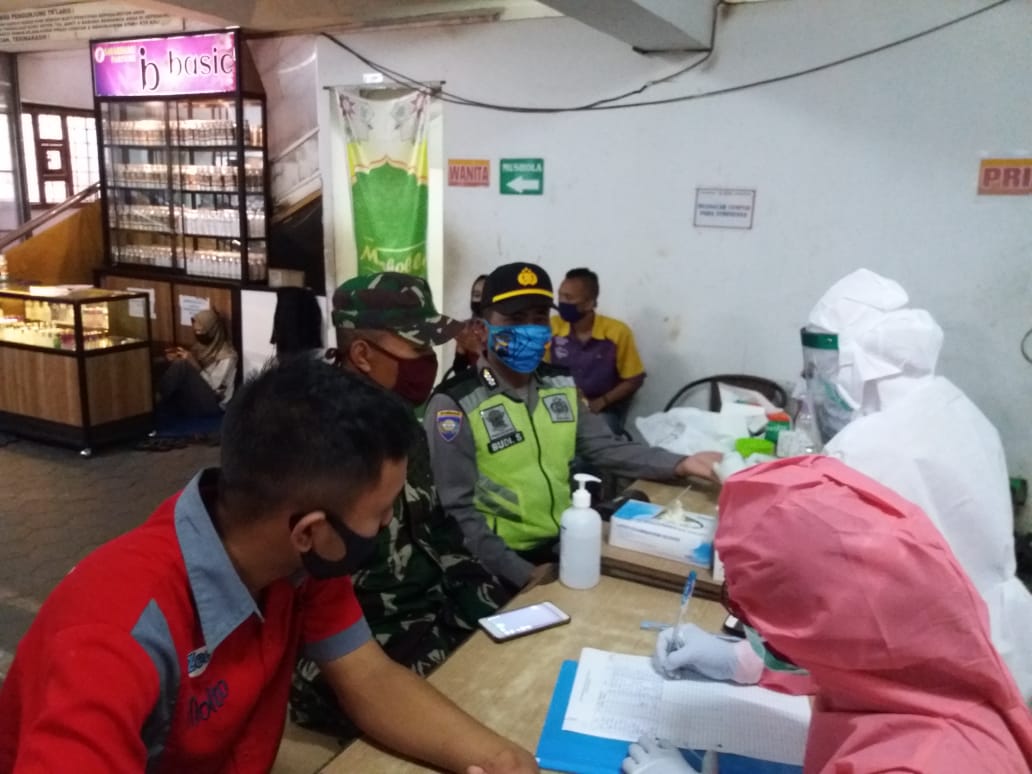 Proses Rapid Test Karyawan dan Pengujung Laris Swalayan Muntilan (28/5/2020)-(Foto: Istimewa)