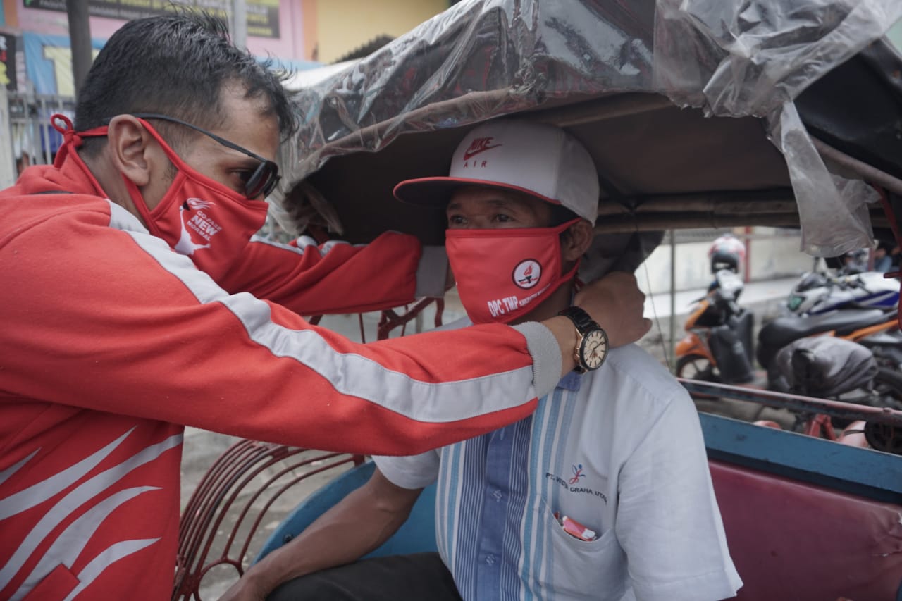 Kader TMP Magelang saat memakaikan masker dalam acara baksos di Ngablak dan Grabag (28/5/2020)-(Foto: Istimewa)