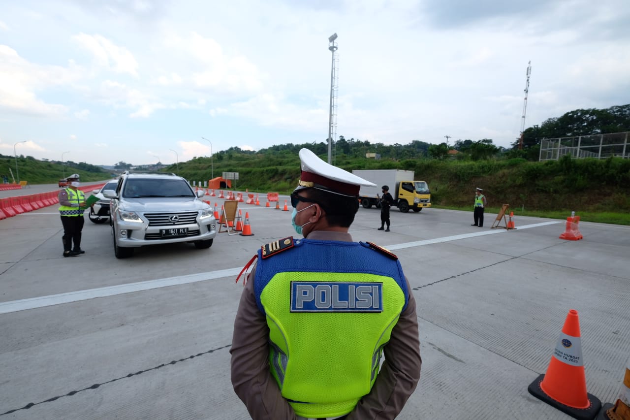 Penyekatan kendaraan di Tol Kaliwungu