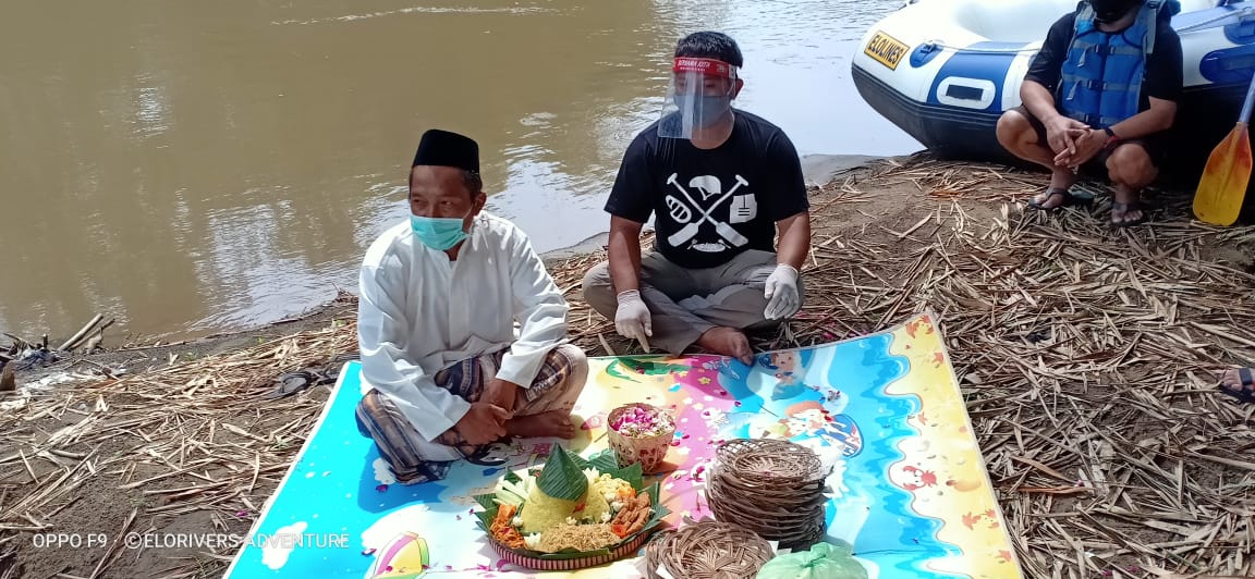 NEWS: Anggota Elorivers Rafting Sungai Elo Magelang gelar doa berama sambut New Normal (31/5/2020)-(Foto: Istimewa)